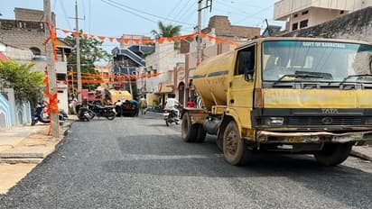 ಬಳ್ಳಾರಿ: ಅವೈಜ್ಞಾನಿಕ ರಸ್ತೆ ನಿರ್ಮಾಣಕ್ಕೆ ಸ್ಥಳೀಯರ ಆಕ್ರೋಶ, ಅಧಿಕಾರಿಗಳ ಎಡವಟ್ಟಿಗೆ ಹೈರಾಣಾದ ಜನ..!