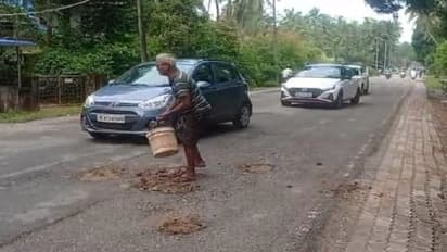 ಉತ್ತರಕನ್ನಡ: ಇದ್ದೂ ಇಲ್ಲದಂತಾದ ಅಧಿಕಾರಿಗಳು, ರಸ್ತೆ ಗುಂಡಿ ಮುಚ್ಚುವ ವೃದ್ಧ..!