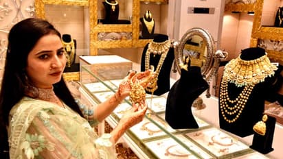 Gold price Today: ആഭരണം എടുക്കാനാണോ? രണ്ടുവട്ടം ഉയർന്ന് സ്വർണവില; നിരക്ക് ഇങ്ങനെ