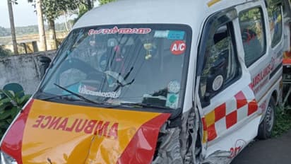 മൃതദേഹവുമായി പോയ ആംബുലൻസിന്റെ ആക്സിൽ ഒടിഞ്ഞു; ടയർ ഊരിത്തെറിച്ചു, മതിലിൽ ഇടിച്ച് മറഞ്ഞ് അപകടം മാന്നാറിൽ 