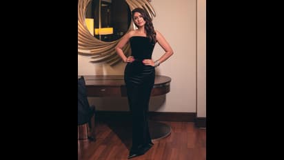 ಬ್ಲ್ಯಾಕ್ ಡ್ರೆಸ್‌ನಲ್ಲಿ ಪಡ್ಡೆಹೈಕ್ಳ ಹೃದಯ ಕದ್ದ ಮೃಣಾಲ್: ನಮ್ಮನೆ ಮಾಡ್ರನ್ ಮಹಾಲಕ್ಷ್ಮಿಯಾಗಿ ಎಂದ ಫ್ಯಾನ್ಸ್‌!