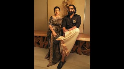 Black & Gold Dressನಲ್ಲಿ Rishab Shetty ದಂಪತಿ: ಕ್ಯೂಟ್‌ ಜೋಡಿ ಮೇಲೆ ಕೆಟ್ಟ ದೃಷ್ಟಿ ಬೀಳದಿರಲಿ ಎಂದ ಫ್ಯಾನ್ಸ್!