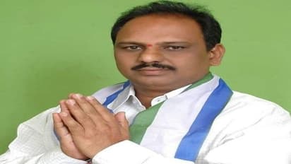 సురక్షితం: మాజీ మంత్రి శంకర నారాయణ కాన్వాయ్ పై డిటోనేటర్ విసిరిన దుండగుడు