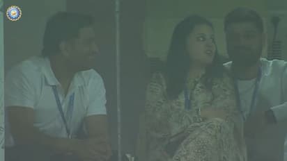 ഇന്ത്യ-ഓസ്ട്രേലിയ പോരാട്ടം കാണാന്‍ ചെന്നൈയുടെ 'തല' എത്തി, ആര്‍പ്പുവിളികളോടെ വരവേറ്റ് ആരാധകര്‍