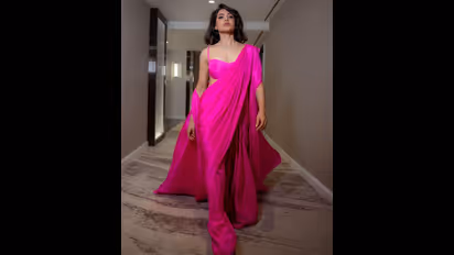 ಡಾರ್ಕ್‌ ಪಿಂಕ್ ಸೀರೆಯಲ್ಲಿ ಮಿಂಚುತ್ತಿರುವ ಸಮಂತಾ; ಮೈಮಾಟ ನೋಡಿ ಮೈಮರೆತ ಫ್ಯಾನ್ಸ್!