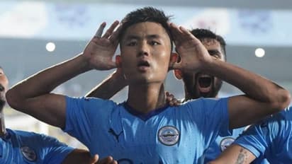 മുംബൈക്ക് വേണ്ടി ഗോള്‍ നേടിയത് മുന്‍ ബ്ലാസ്‌റ്റേഴ്‌സ് താരം! എവേ ഗ്രൗണ്ടില്‍ കൊമ്പന്മാര്‍ വീണു; ആദ്യ തോല്‍വി