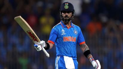 ஒட்டு மொத்த ரசிகர்களும் எழுந்து நின்று கை தட்டி பாராட்டு – சதத்தை கோட்டைவிட்டதால் தலையில் அடித்துக் கொண்ட கோலி