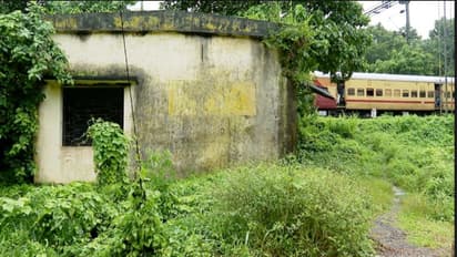 കെ ആർ നാരായണന്‍റെ സ്വപ്നം, താവളമാക്കി സാമൂഹ്യവിരുദ്ധർ, ഭാരതപ്പുഴ റെയിൽവേ സ്റ്റേഷൻ പൊളിക്കണമെന്ന ആവശ്യം ശക്തം