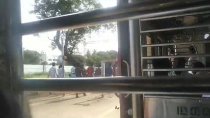 கல்லூரி மாணவர்கள் மோதலால் போர்க்களமான ரயில் நிலையம்; அச்சத்தில் ஓடி ஒளிந்த பயணிகள்