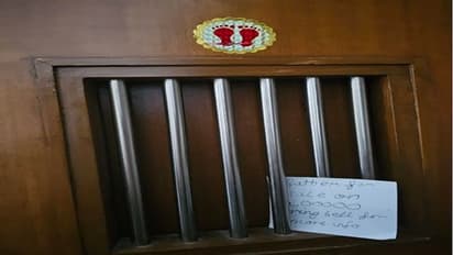 మా నాన్నను రూ.2 లక్షలకు అమ్మేస్తా.. కావాలంటే కాలింగ్ బెల్ కొట్టండి.. తండ్రిని అమ్మకానికి పెట్టిన చిన్నారి..