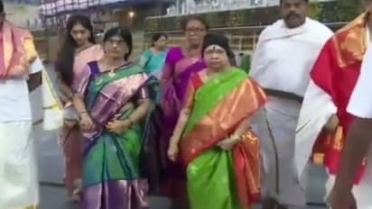 తిరుమల శ్రీవారిని దర్శించుకున్న సీఎం కేసీఆర్ సతీమణి శోభ.. (వీడియో)