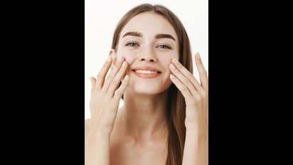 உங்கள் முகத்திற்கு இயற்கையான பளபளப்பு வேணுமா? அப்ப இந்த டிப்ஸ ட்ரை பண்ணி பாருங்க.. 