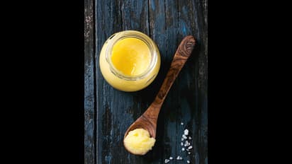 4 చుక్కల నెయ్యిని ముఖానికి రాసుకుంటే ఏమవుతుంది?