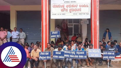 ಮಡಿಕೇರಿ: ನಗರಸಭೆ ಆಯುಕ್ತರ ಮೇಲೆ ಸ್ಥಾಯಿ ಸಮಿತಿ ಅಧ್ಯಕ್ಷ ಹಲ್ಲೆ ಆರೋಪ; ಕಪ್ಪು ಪಟ್ಟಿ ಧರಿಸಿ ಸಿಬ್ಬಂದಿ ಪ್ರತಿಭಟನೆ  