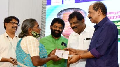 'അനധികൃതമായി കൈവശം വച്ചവരില്‍ നിന്ന് അർഹരിലേക്ക്'; 15,000 മുൻഗണനാ റേഷൻ കാർഡുകളുടെ വിതരണം ആരംഭിച്ചു