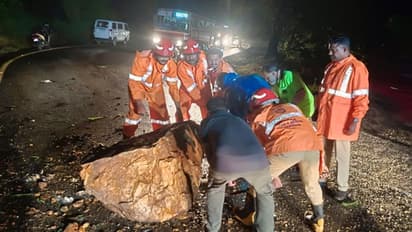 താമരശേരി ചുരത്തിലെ ഒമ്പതാം വളവിൽ റോഡിലേക്ക് വമ്പൻ പാറക്കല്ല് അടർന്നുവീണു, വാഹനങ്ങൾ ഇല്ലാത്തത് അപകടം ഒഴിവാക്കി