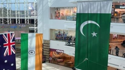 இந்திய கொடியை விட பெரிதாக வைக்கப்பட்ட பாகிஸ்தான் கொடி.. பரபரப்பை கிளப்பிய கேரளா லூலூ மால் - என்ன நடந்தது?