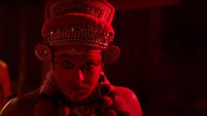 വേഷപ്പകര്ച്ചയില് ആക്ഷന് ഹീറോ! തെയ്യം കലാകാരനായി ഞെട്ടിച്ച് ആന്റണി; 'ചാവേറി'ലെ ഗാനമെത്തി