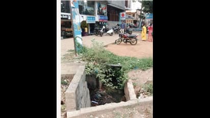 Tumakur : ಚರಂಡಿಯನ್ನು ಸ್ವಚ್ಚಗೊಳಿಸುವಂತೆ ನಗರಸಭೆಗೆ ಒತ್ತಾಯ