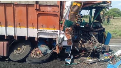 பழுதாகி நின்ற லாரி மீது மற்றொரு லாரி மோதி ஓட்டுநர் படுகாயம்; அதிகாரிகள் விசாரணை