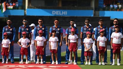 ஆப்கானிஸ்தான் நிலநடுக்கத்தில் உயிரிழந்தவர்களுக்கு மரியாதை செலுத்தும் வகையில் கருப்பு பட்டை அணிந்த வீரர்கள்!