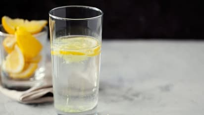 Health Tips :  വെറും വയറ്റിൽ ഇളം ചൂടുള്ള നാരങ്ങ വെള്ളം കുടിച്ചോളൂ, കാരണം 