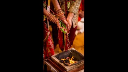 ‘కోడ్‌’ కష్టాలు : డబ్బే కాదు..దుస్తులు, బంగారం, బహుమతులు అన్నీ సీజే .. పెళ్లి చేసేదేట్లా 