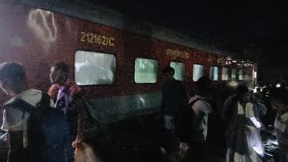 North East Express: ఘోర ప్రమాదం.. పట్టాలు తప్పిన నార్త్ ఈస్ట్ ఎక్స్ప్రెస్..