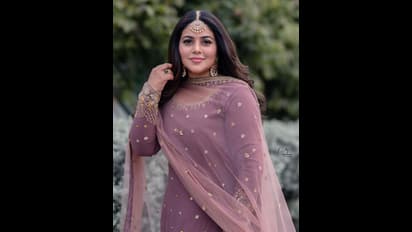 అందం అసూయపడేలా పూర్ణ సోయగాలు... ఢీ జడ్జి గ్లామర్ ని ఆస్వాదించాలంటే రెండు కళ్ళు చాలవట!