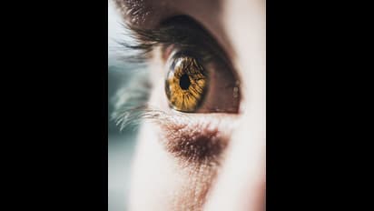 ನೈಸರ್ಗಿಕವಾಗಿ ದೃಷ್ಟಿ ಸುಧಾರಿಸುವ 7 ದೈನಂದಿನ ಅಭ್ಯಾಸಗಳು