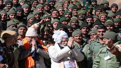 ఉత్తరాఖండ్ పార్వతీ కుండ్ లో భద్రతా దళాలతో ప్రధాని సంభాషణ.. సైనికుల సేవలను కొనియాడిన మోడీ..