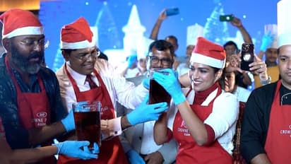 ക്രൗൺ പ്ലാസ കൊച്ചിയിൽ കേക് മിക്സിങ്; അതിഥികളായി സ്വാസിക, ബ്ലാസ്റ്റേഴ്സ് ക്യാപ്റ്റൻ