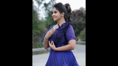 ನೀಲಿ ಡ್ರೆಸ್‌ ತೊಟ್ಟು ಕವಿತೆ ಬರೆದ Anushree: ಆ್ಯಂಕರಿಂಗ್ ಬಿಟ್ಟು ಕವಿಯಾಗ್ರಿ ಎಂದ ಫ್ಯಾನ್ಸ್‌!