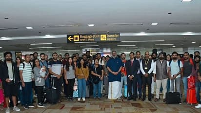 Operation Ajay : ఇజ్రాయెల్ నుండి స్వదేశానికి వచ్చినవారి భావోద్వేగం... భారత్ మాతా కి జై నినాదాల హోరు (వీడియో)