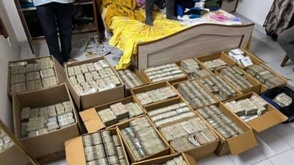 மெத்தைக்கு அடியில் கட்டு கட்டாக பணம்.. அதிகாரிகளுக்கு ஷாக் கொடுத்த முன்னாள் காங்கிரஸ் கவுன்சிலர்..