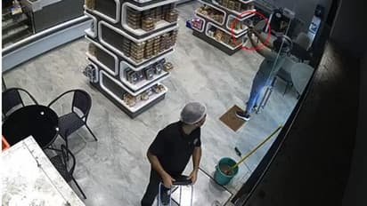 ബേക്കറിയിൽ തോക്കുമായി മോഷ്ടിക്കാൻ കയറിയ യുവാവ് സെക്കന്റുകൾക്കകം ഇറങ്ങിയോടി; സിസിടിവിയില് പതിഞ്ഞ് ദൃശ്യങ്ങൾ