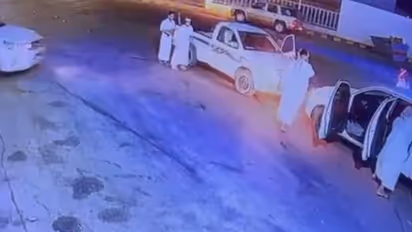 നടുറോഡിൽ ഏറ്റുമുട്ടല്; കാറപകടമുണ്ടാക്കി, പരസ്പരം വെടിവെച്ചു, രണ്ട് യുവാക്കൾ കൊല്ലപ്പെട്ടു