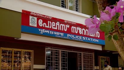 കണ്ണൂരിൽ നോട്ടീസുമായി എത്തിയ സഹകരണ ബാങ്ക് ജീവനക്കാരൻ യുവതി ഒപ്പിടുമ്പോൾ സ്വകാര്യ ദൃശ്യങ്ങൾ പകർത്തി, പരാതി