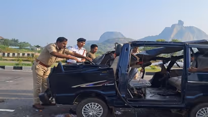 Four killed on spot as lorry rams Omni car on Bengaluru-Mysuru expressway