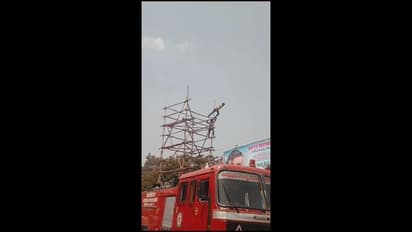 ரூ.26 ஆயிரம் கடனுக்காக 100 அடி உயரத்தில் இருந்து கீழே குதித்து தற்கொலைக்கு முயன்ற கூலி தொழிலாளி