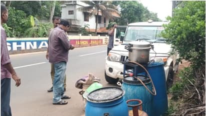 സ്വന്തം വീട് വാറ്റ് കേന്ദ്രമാക്കി, വാറ്റിനിടെ എക്സൈസ് പാഞ്ഞെത്തി, 600 ലിറ്ററോളം കോടയടക്കം പിടിച്ചെടുത്തു