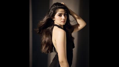 Black Dress ಧರಿಸಿ ಬ್ಯಾಕ್​ಲೆಸ್ ಆಗಿ ಕಾಣಿಸಿಕೊಂಡ Krithi: ಈ ಸಲ ನಿನ್ನ ಸಿನಿಮಾ ಹಿಟ್ ಅಂದ ಫ್ಯಾನ್ಸ್‌!