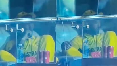 ഡ്രസിംഗ് റൂമില്‍ പുകവലിച്ച് ഗ്ലെന്‍ മാക്‌സ്‌വെല്‍! സംഭവം  ദക്ഷിണാഫ്രിക്കയ്‌ക്കെതിരെ പുറത്തായ ശേഷം - വീഡിയോ