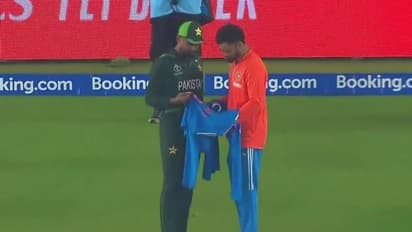 IND vs PAK: நட்புனா என்னானு தெரியுமா? பாபர் அசாமிற்கு தனது ஜெர்சியை பரிசளித்த விராட் கோலி!