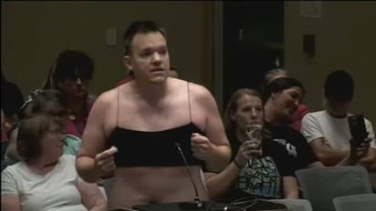 വിദ്യാർത്ഥിയുടെ അച്ഛൻ സ്കൂൾ യോ​ഗത്തിലെത്തിയത് ക്രോപ്‍ടോപ്പും ഷോർട്സും ധരിച്ച്, കാരണം..!