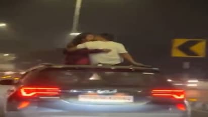 హైదరాబాద్లో రెచ్చిపోయిన జంట.. రోడ్డుపై అందరూ చూస్తుండగానే రొమాన్స్.. (వీడియో)