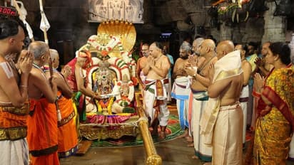 తిరుమల నవరాత్రి బ్రహ్మోత్సవాలు ఘనంగా ప్రారంభం.. స్వర్ణ రథంపై స్వామివారి దర్శనం