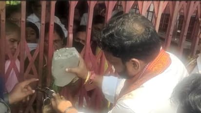 మానవత్వం చాటుకున్న దుర్గగుడి ఛైర్మన్, తాళాలు పగులగొట్టి .. వృద్ధురాలికి విడుదల (వీడియో)