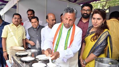 ಮುಳಬಾಗಿಲು ದೋಸೆ ಹಾಕಿ, ಬಂಗಾರಪೇಟೆ ಪಾನಿಪುರಿ ನೀಡಿದ ಸಚಿವ ಮುನಿಯಪ್ಪ!