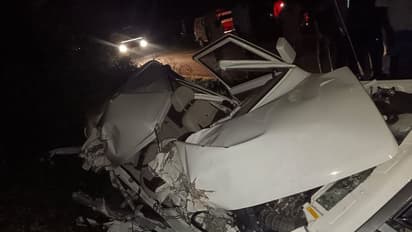 கோவையில் லாரி மோதிய வேகத்தில் அப்பளம் போல் நொறுங்கிய கார்; 3 பேர் உடல் நசுங்கி பலி, சிறுவன் படுகாயம்